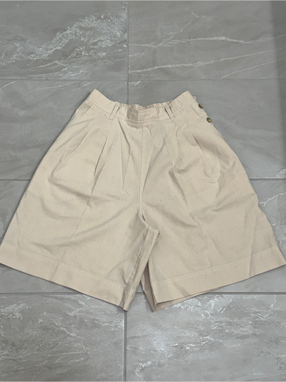 Vintage High-Waist Pleated Women's Shorts Model Off Duty NYC Chic